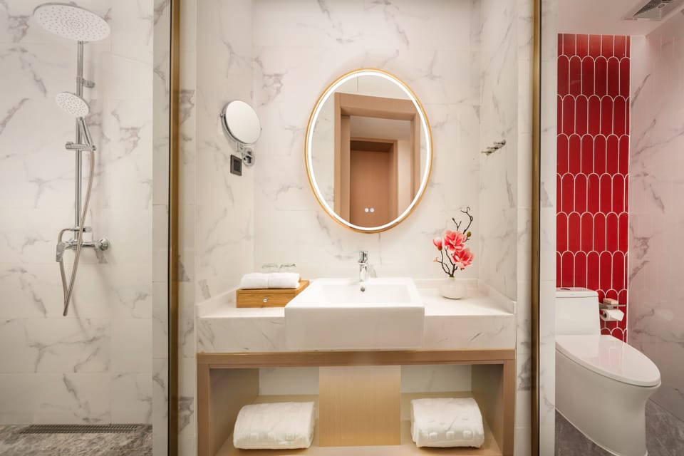 Premium King Room | Bathroom | Shower, rainfall showerhead, free toiletries, hair dryer