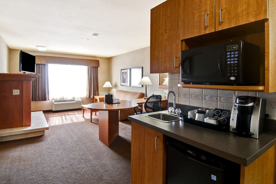 Room, 1 Bedroom (Separate Bedroom) | Desk, iron/ironing board, WiFi (free), alarm clocks