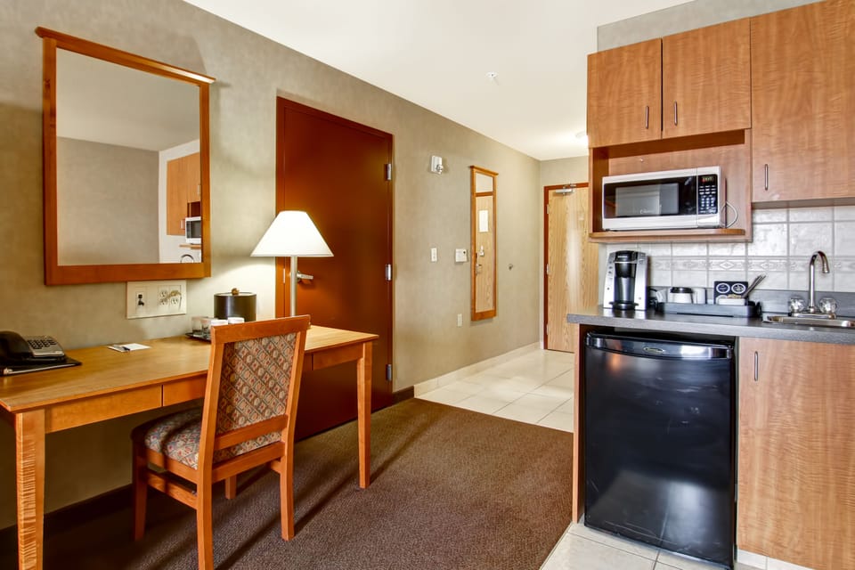 Room, 1 King Bed, Accessible | Desk, iron/ironing board, WiFi (free), alarm clocks