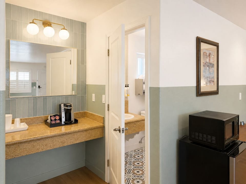 Room, 2 Queen Beds | Microwave