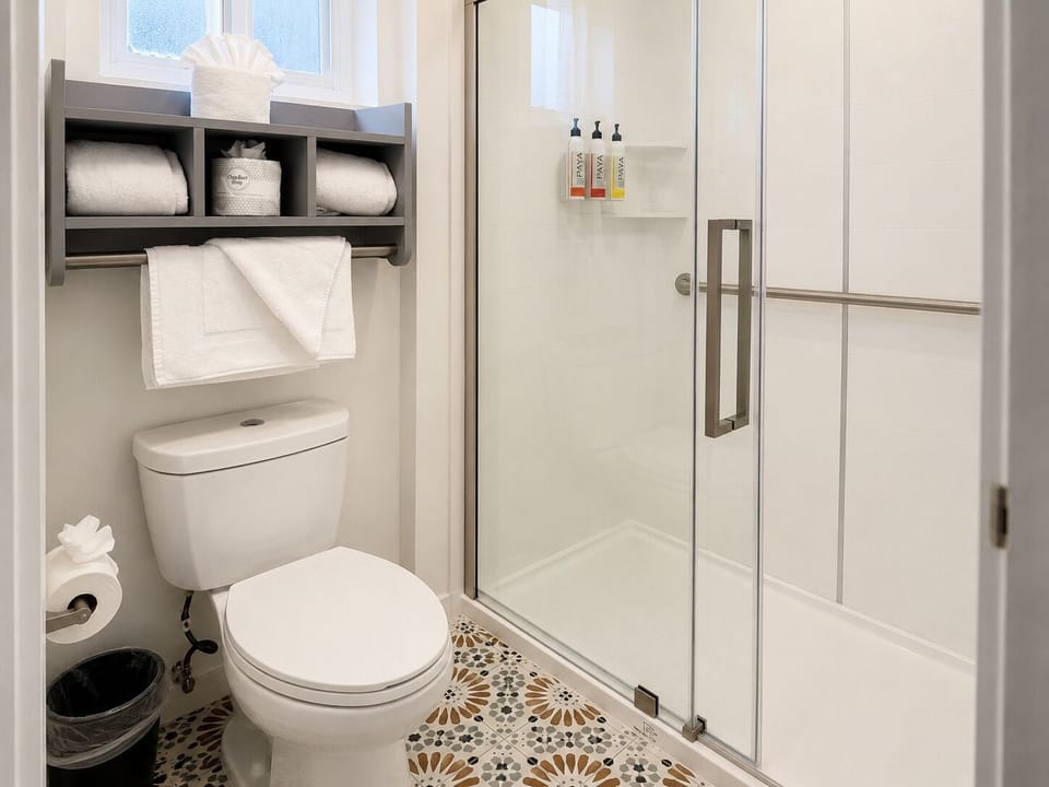 Room, 1 Queen Bed | Bathroom | Free toiletries, hair dryer, towels, shampoo