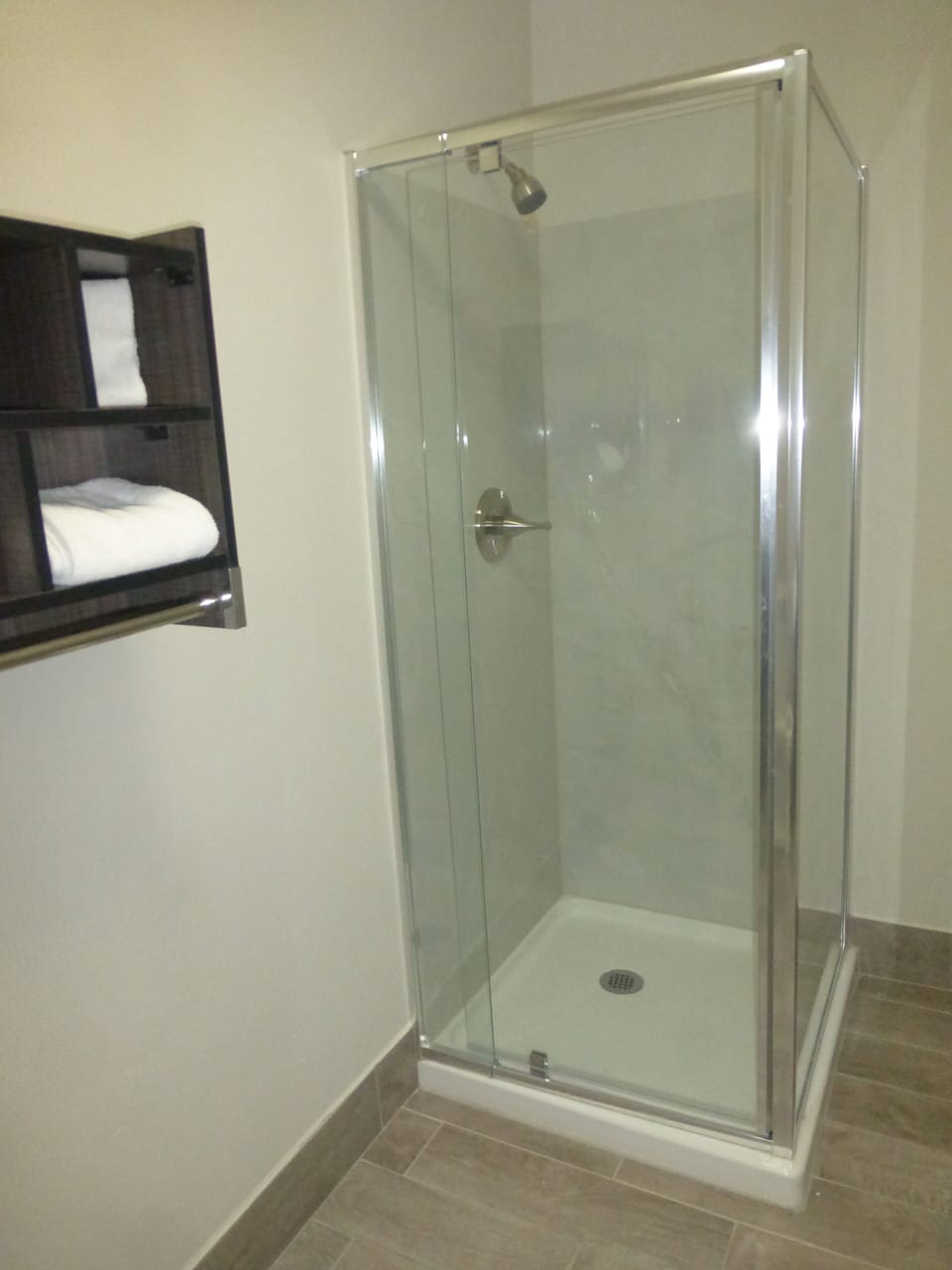 Superior Room, 1 King Bed, Non Smoking, Jetted Tub | Bathroom | Towels