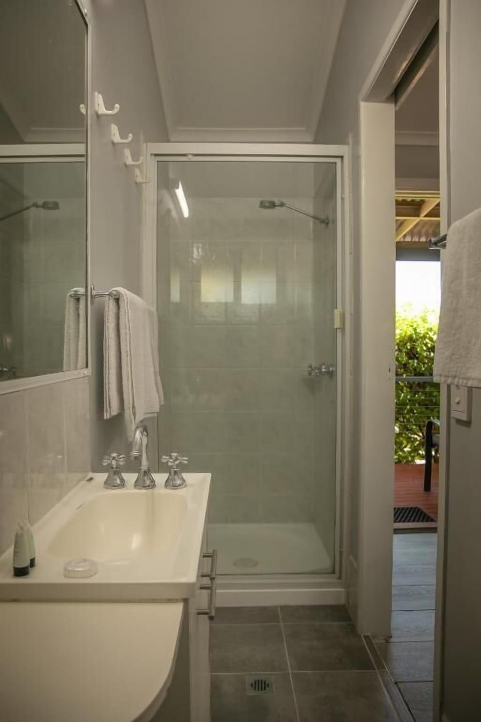 Combined shower/tub, jetted tub, free toiletries, towels