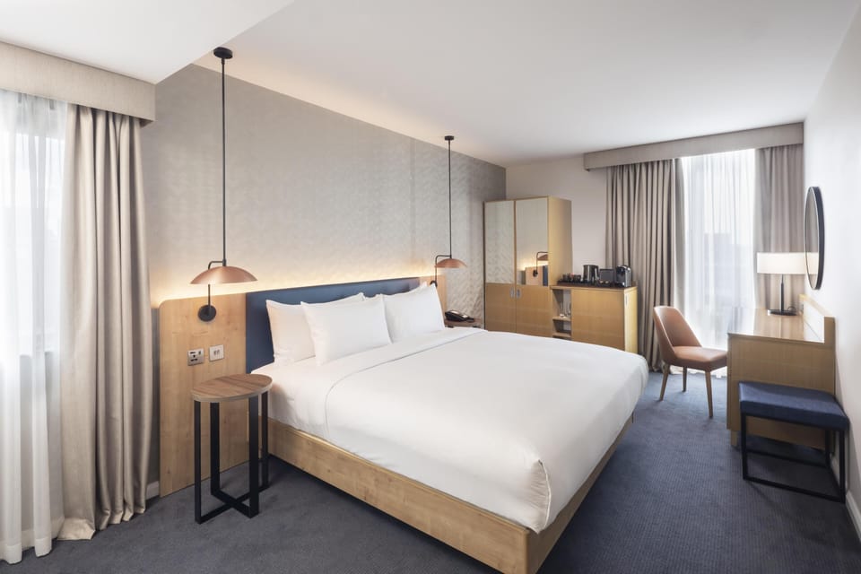 Hypo-allergenic bedding, in-room safe, desk, laptop workspace