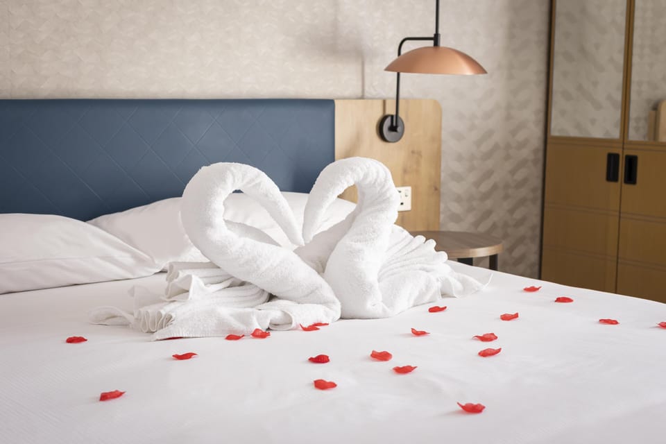 Deluxe Room, 1 King Bed | Hypo-allergenic bedding available, in-room safe, desk, laptop workspace