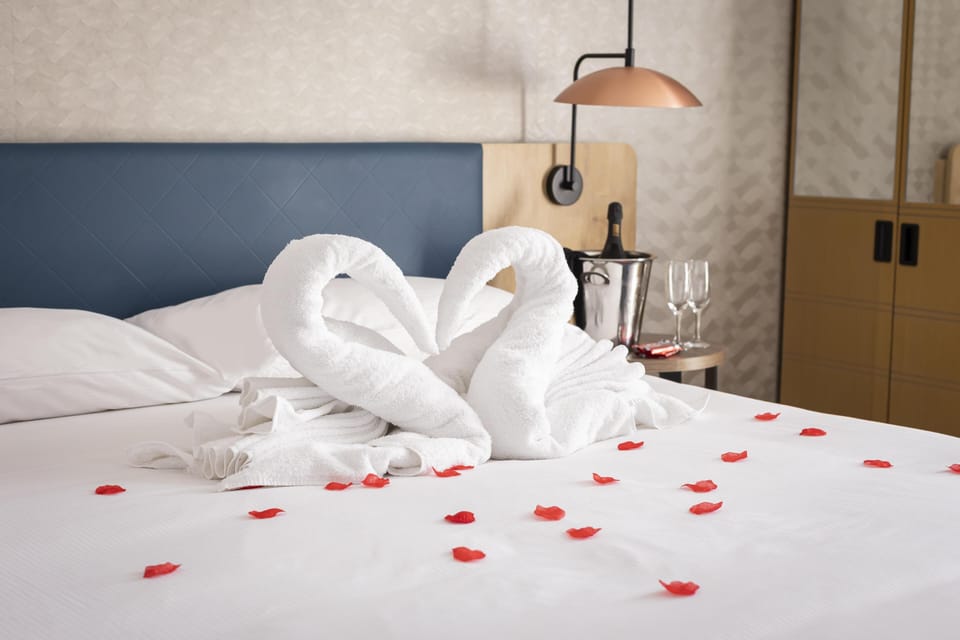 Deluxe Room, 1 King Bed | Hypo-allergenic bedding available, in-room safe, desk, laptop workspace