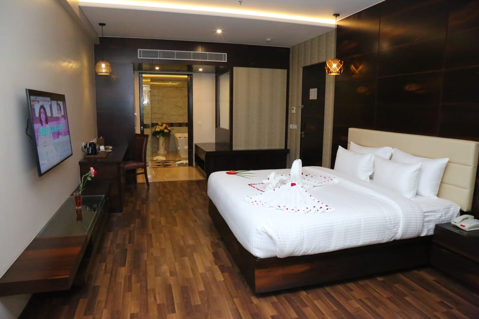 Junior Room | In-room safe, desk, laptop workspace, blackout drapes