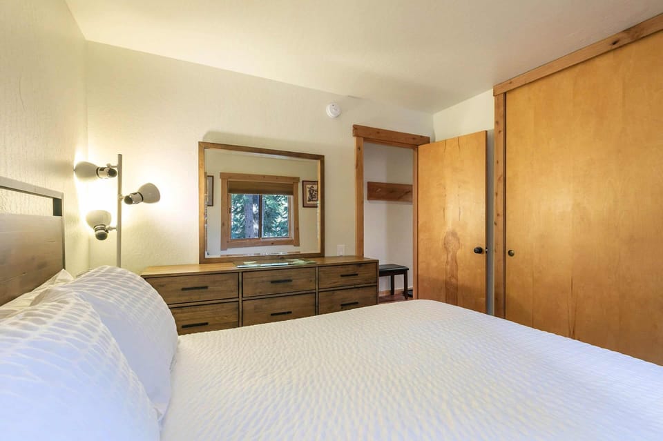 4119 Coyote Fork Truckee CA-print-015-011-Interior-3289x2190-300dpi