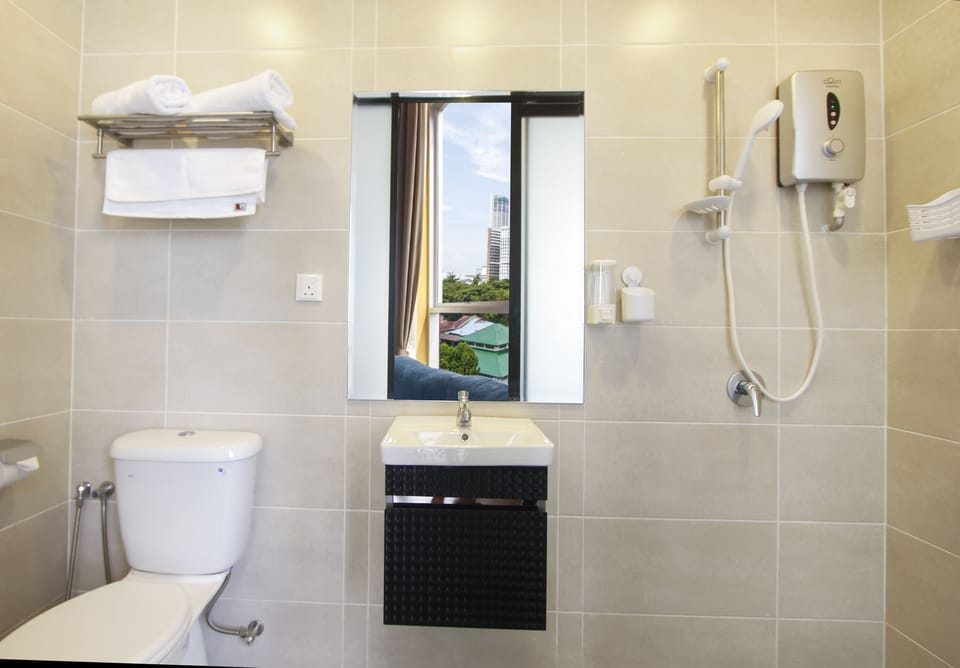 Studio B | Bathroom | Shower, rainfall showerhead, free toiletries, hair dryer