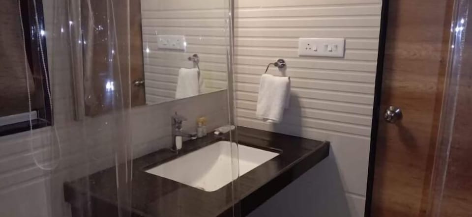 Deluxe Room | Bathroom | Slippers
