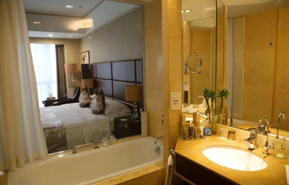 Deluxe Suite, 1 King Bed | Bathroom | Shower, free toiletries, hair dryer, slippers