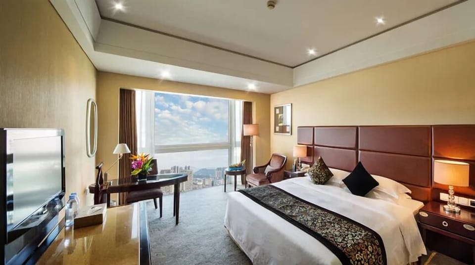 Deluxe Suite, 1 King Bed | In-room safe, desk, soundproofing, iron/ironing board