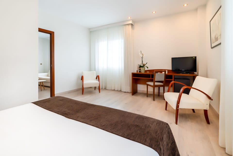 Junior Suite | Minibar, in-room safe, desk, laptop workspace