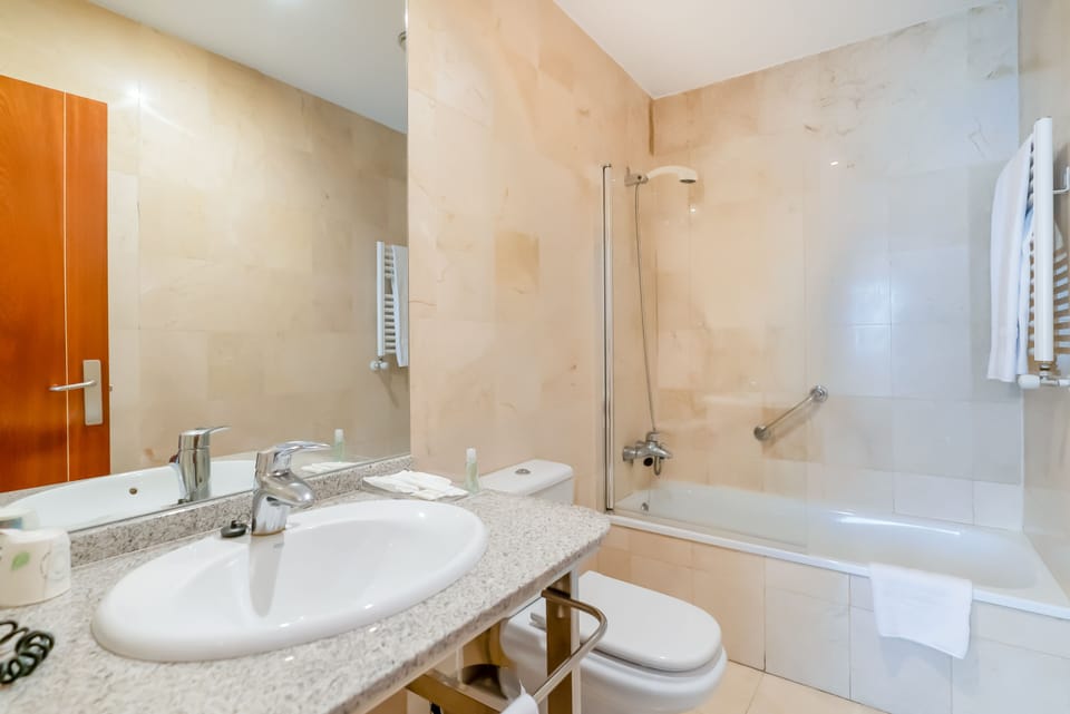 Double Room | Bathroom | Bathtub, free toiletries, hair dryer, towels