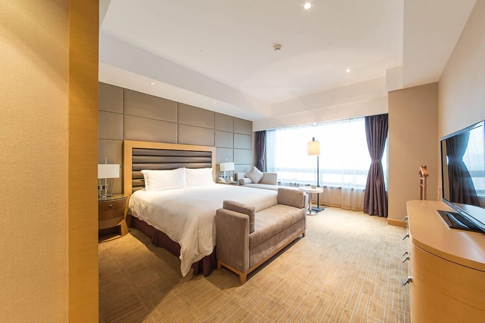 Executive Suite | In-room safe, soundproofing, free WiFi, bed sheets