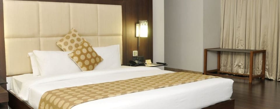 Minibar, in-room safe, iron/ironing board, free WiFi