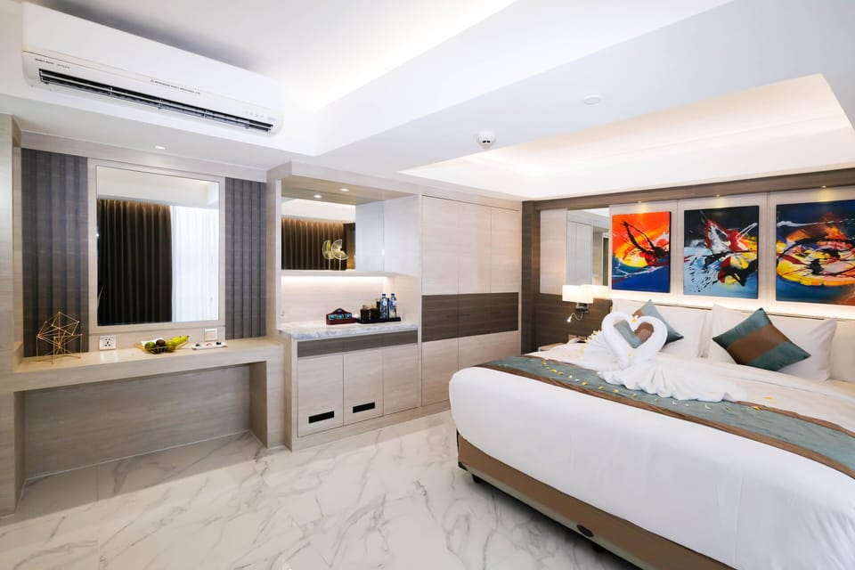 Honeymoon Studio Suite, 1 King Bed, Non Smoking, City View | In-room safe, desk, free WiFi, bed sheets