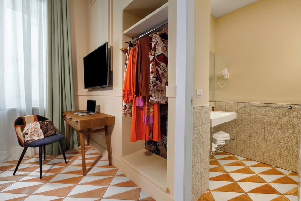 Comfort Double Room | Bathroom | Free toiletries, hair dryer, slippers, bidet