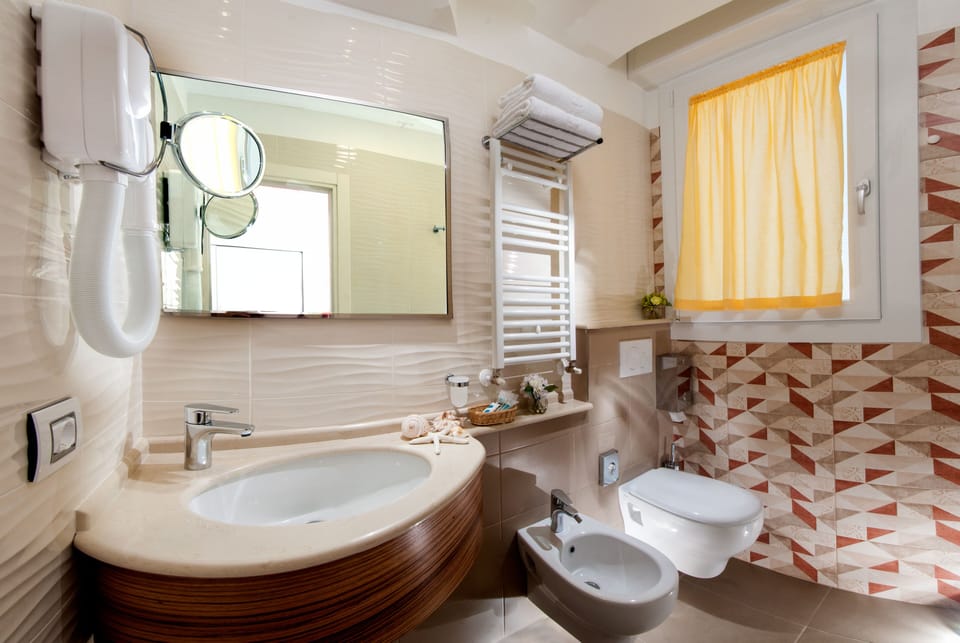 Deluxe Double Room, Sea Facing | Bathroom | Shower, hair dryer, bidet, towels