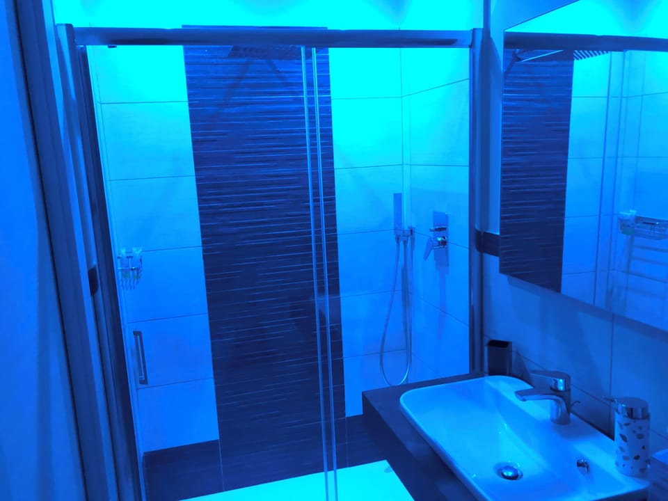 Classic Double Room, Balcony | Bathroom | Shower, free toiletries, hair dryer, bidet