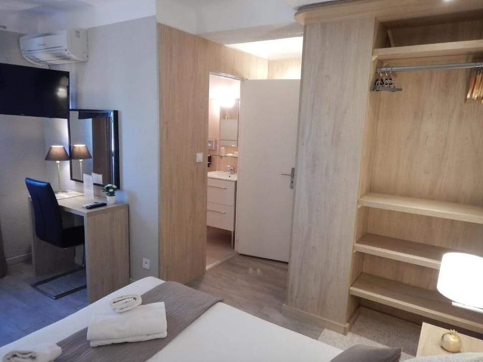 Minibar, in-room safe, desk, laptop workspace