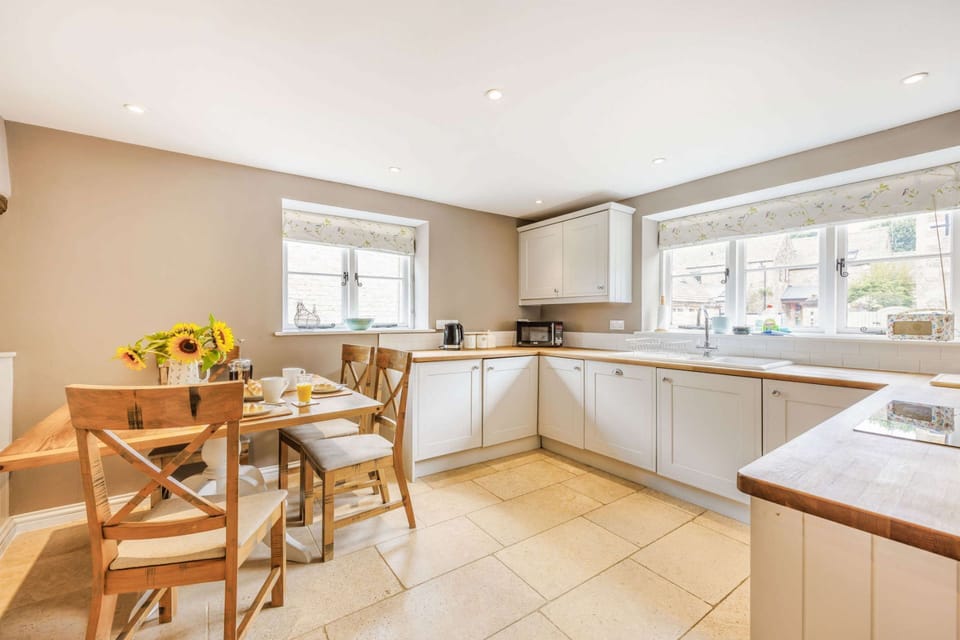 The Old Farmhouse Kitchen - StayCotswold
