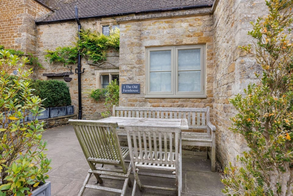 The Old Farmhouse Garden - StayCotswold