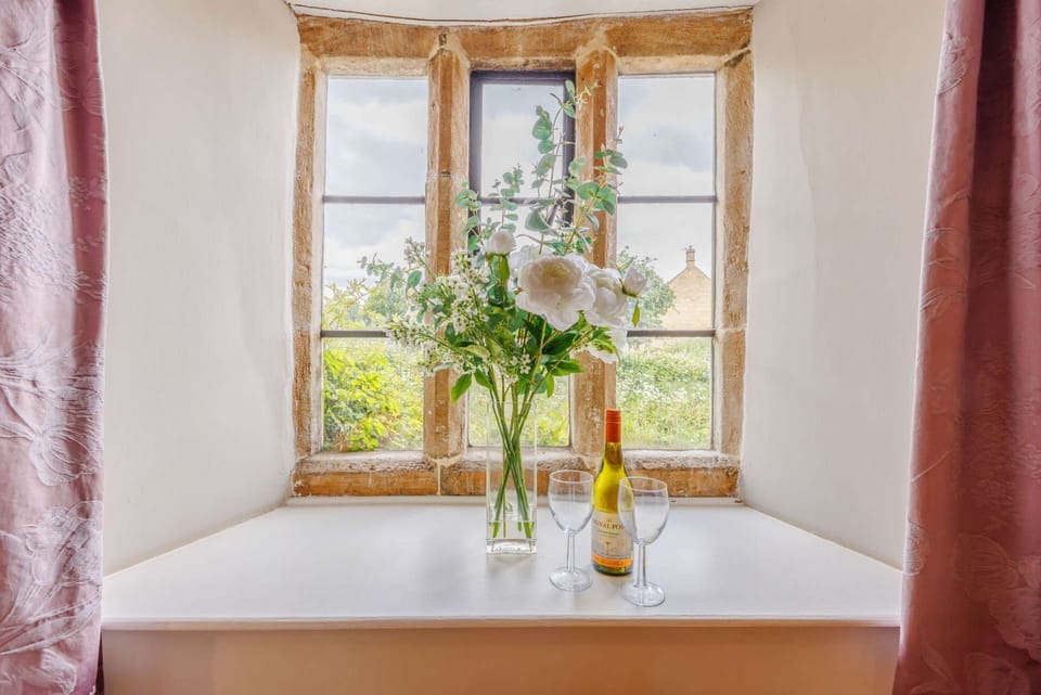The Old Farmhouse Views - StayCotswold