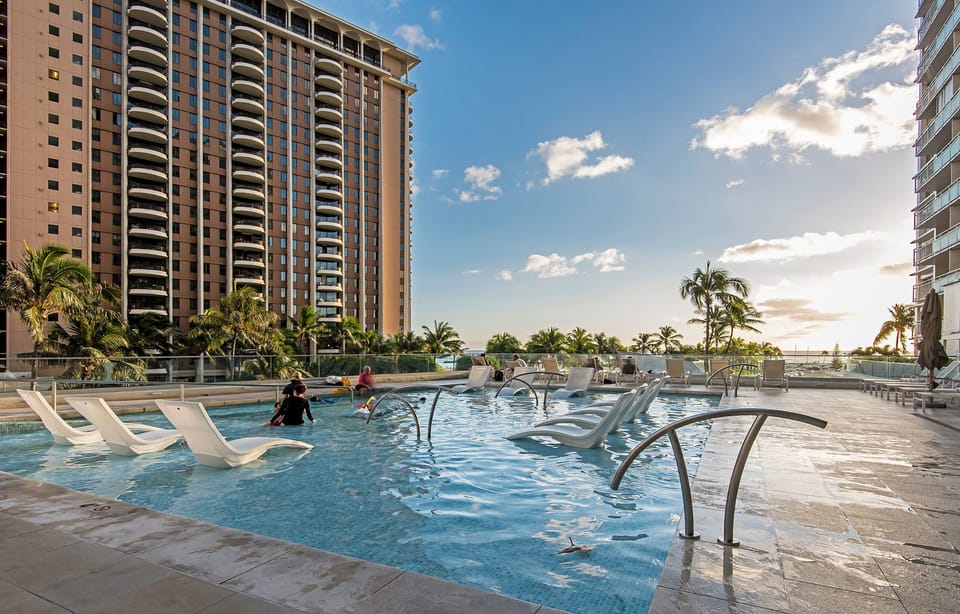 Ilikai Hotel Pool - Ilikai Hotel Pool