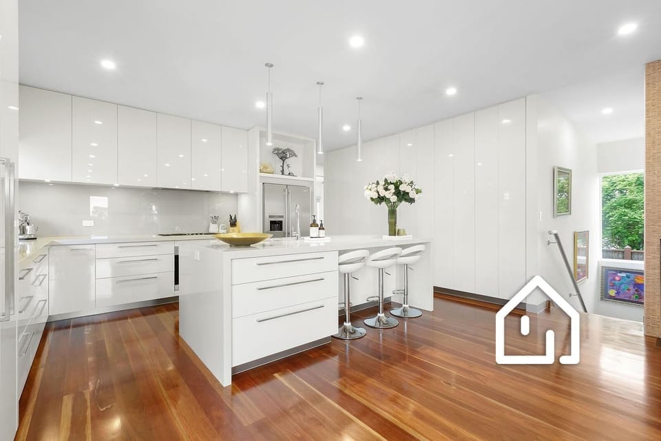 Kitchen with breakfast bar