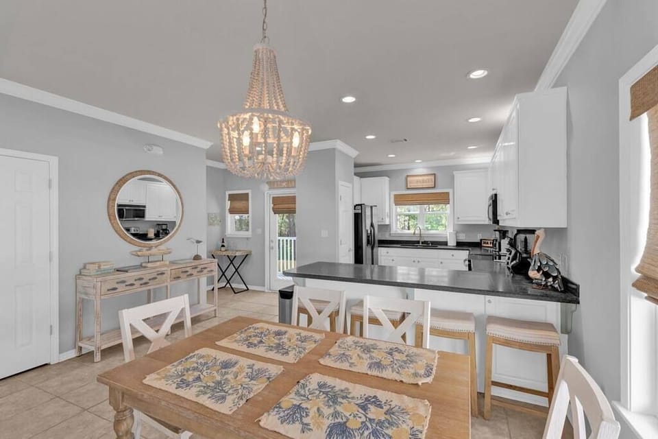 Dining table for 6-7 and 4 barstool seating