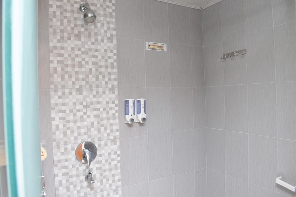 Standard Room | Bathroom | Shower, rainfall showerhead, free toiletries, towels