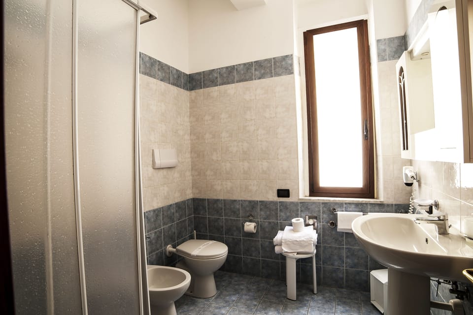 Shower, rainfall showerhead, free toiletries, hair dryer