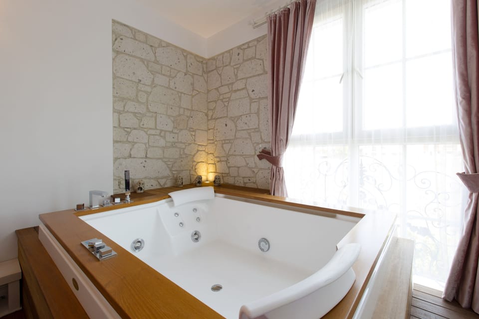 Honeymoon Suite (Jacuzzi) | Jetted tub