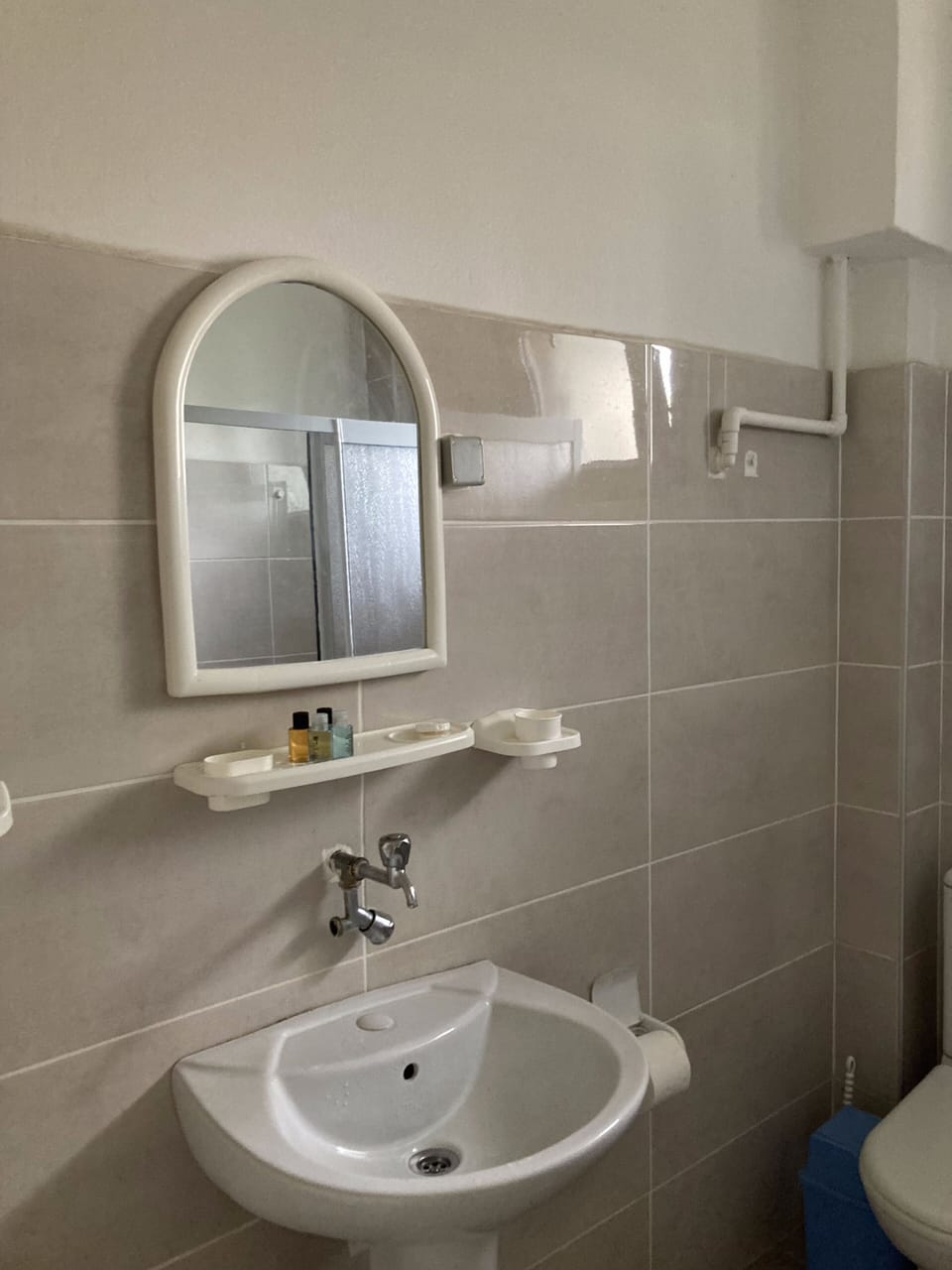 Executive Condo | Bathroom | Free toiletries, hair dryer, towels
