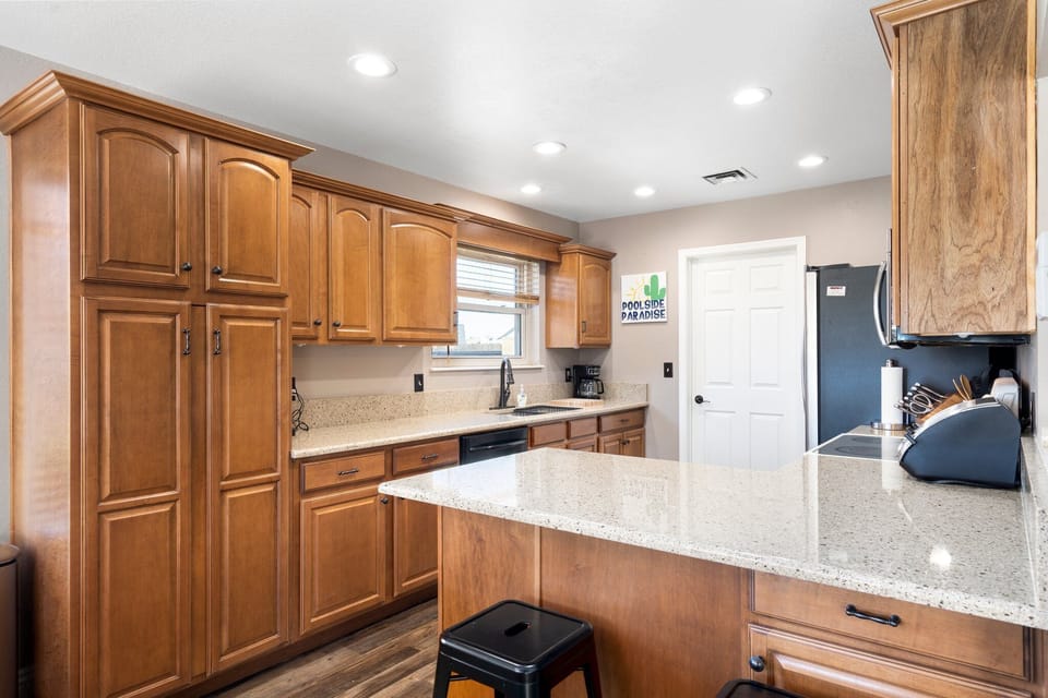 Sit up bar into the kitchen.