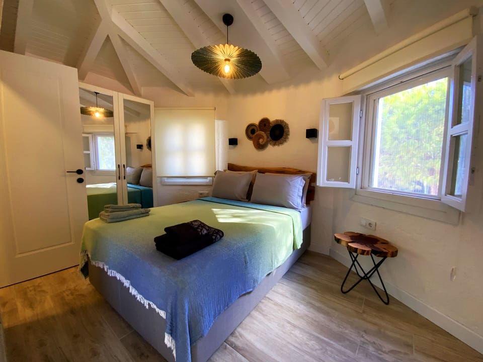 Premium bedding, in-room safe, desk, laptop workspace