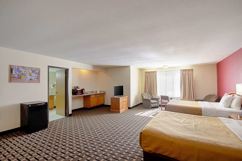 Suite, Multiple Beds, Non Smoking (Does not allow pets) | Desk, free WiFi, bed sheets, alarm clocks