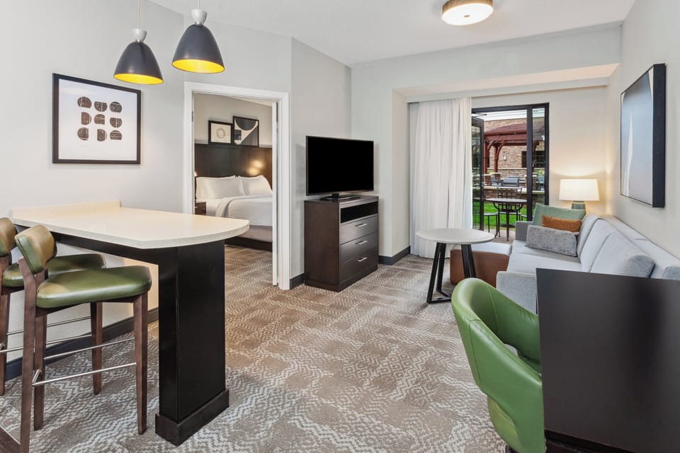 Studio Suite, 1 King Bed, Patio | Desk, blackout drapes, iron/ironing board, free WiFi
