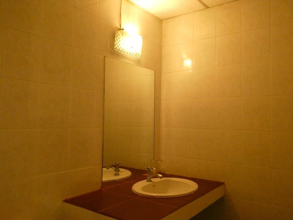 Shower, free toiletries, hair dryer, bidet