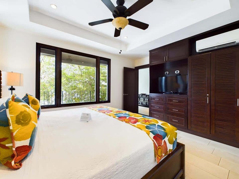 Master bedroom, king bed, large flat screen TV