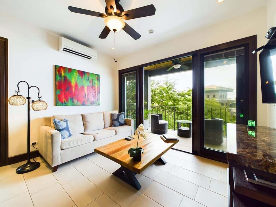 Spacious living area, flat screen TV
