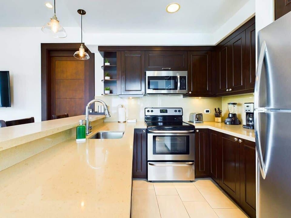 Gourmet kitchen, fully stocked
