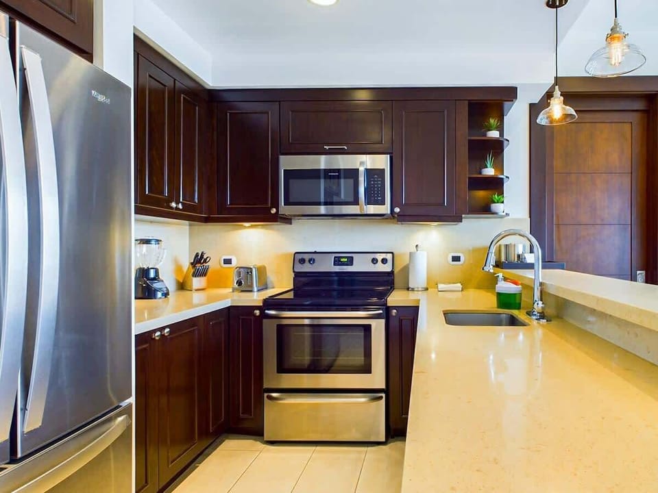 Gourmet kitchen, fully stocked