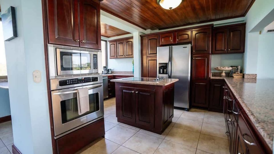 Gourmet kitchen, fully stocked