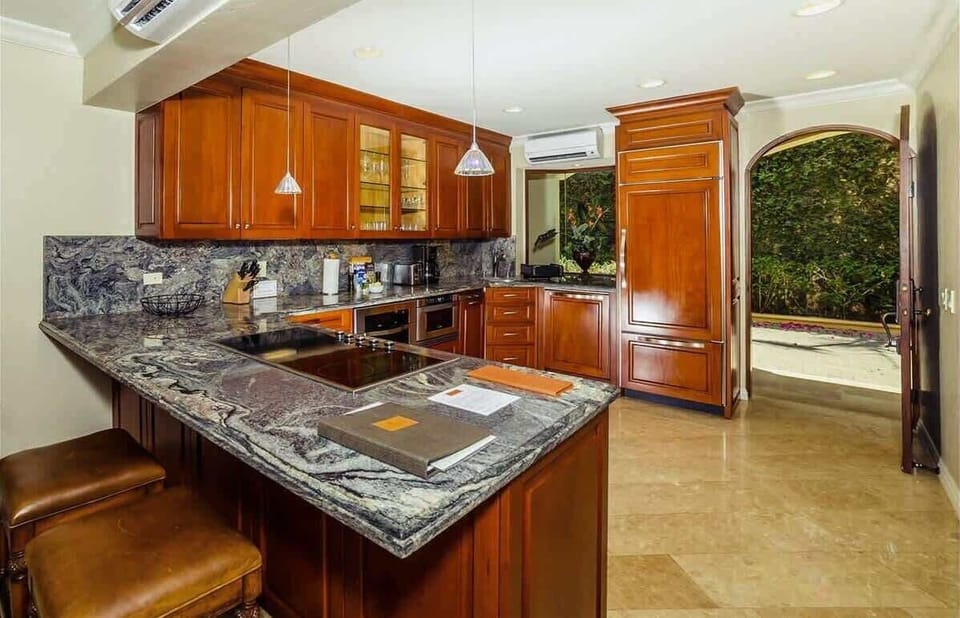 Gourmet kitchen, fully stocked