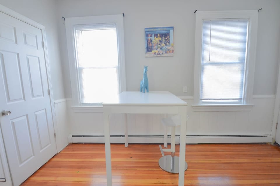 Basic Apartment, 3 Bedrooms | Living room | 30-inch flat-screen TV with cable channels, TV