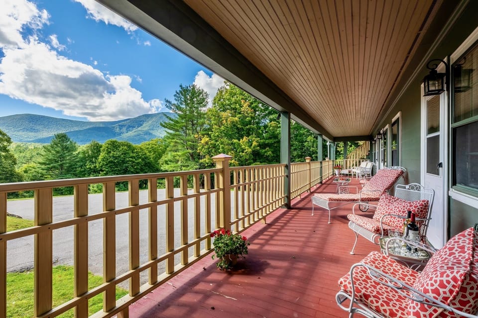 Beautiful views - relax this summer in Manchester VT in this big home for 20!