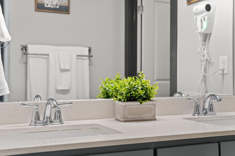 Double vanities in master bathroom