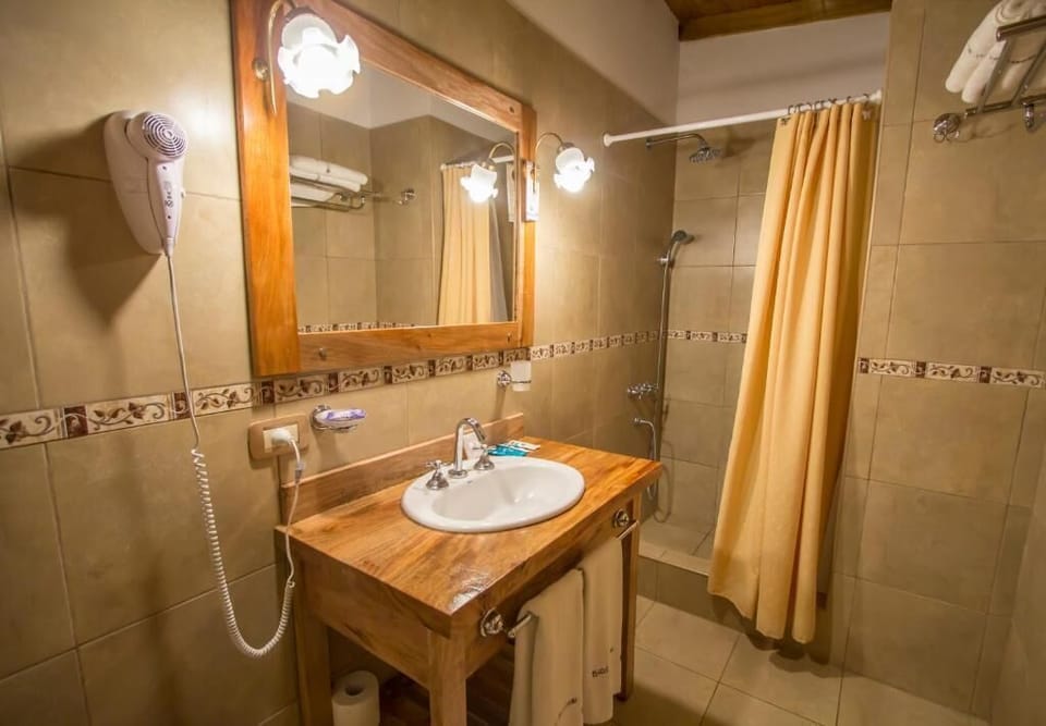 Junior Suite | Bathroom | Hair dryer, bidet, towels, soap